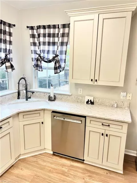 2004 Queens Point Dr, Suffolk, VA 23434 photo 11