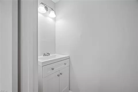 Bath - 328 Webster St, Hampton, VA 23663 photo 1 of 2