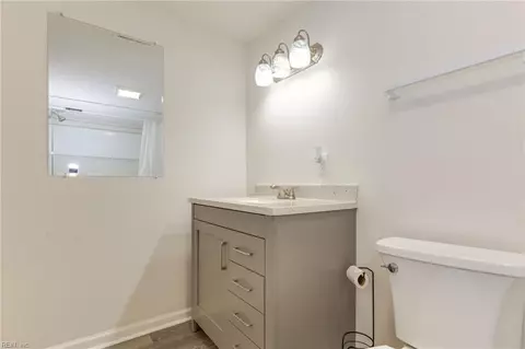 Bath - 1816 Bancroft Dr, Hampton, VA 23663 photo 2 of 3
