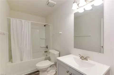Bath - 1816 Bancroft Dr, Hampton, VA 23663 photo 3 of 3