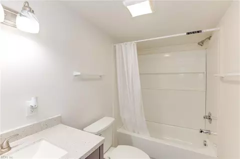 Bath - 1816 Bancroft Dr, Hampton, VA 23663 photo 1 of 3