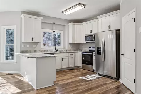 704 Lincolnshire Ct, Chesapeake, VA 23322
