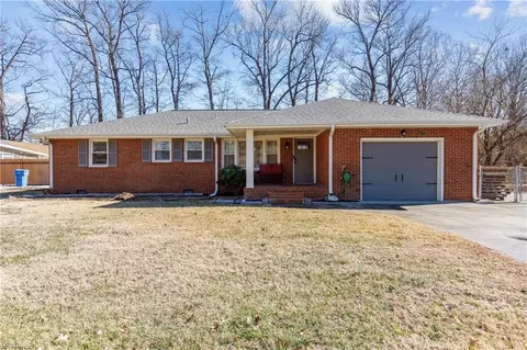 949 Hollywood Dr, Chesapeake, VA 23320