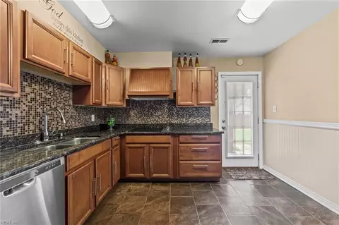 24 Wendell Dr, Hampton, VA 23666 photo 9