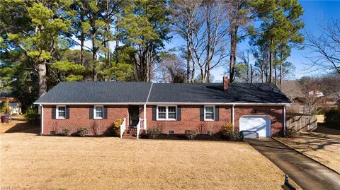 561 Summit Ridge Dr, Chesapeake, VA 23322