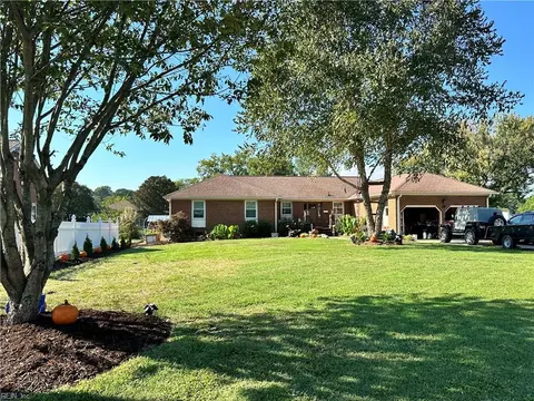 29 Woodland Rd, Poquoson, VA 23662