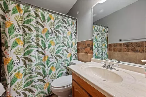 Bath - 540 Stockton St, Hampton, VA 23669 photo 2 of 3