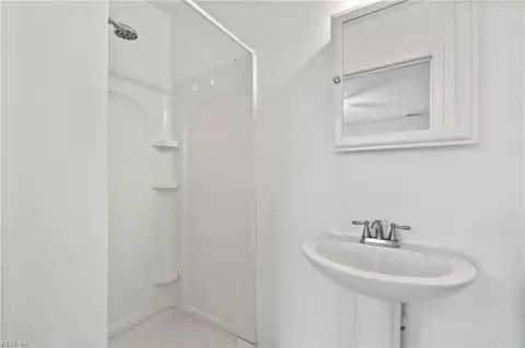 Bath - 643 Bell St, Hampton, VA 23661 photo 3 of 3