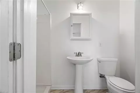 Bath - 643 Bell St, Hampton, VA 23661 photo 2 of 3