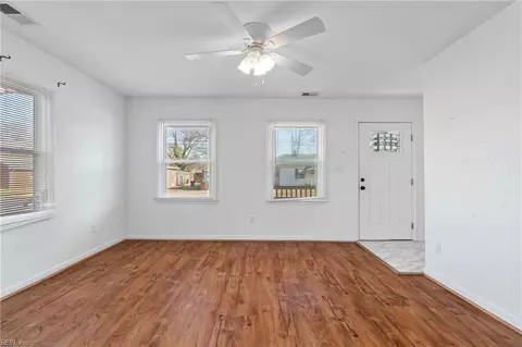 Living - 643 Bell St, Hampton, VA 23661 photo 4 of 6