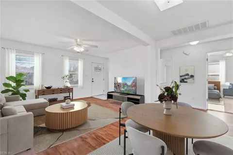 Living - 643 Bell St, Hampton, VA 23661 photo 2 of 6