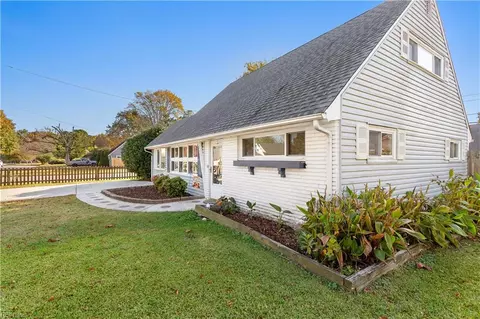 1833 S Lakeland Dr, Norfolk, VA 23518