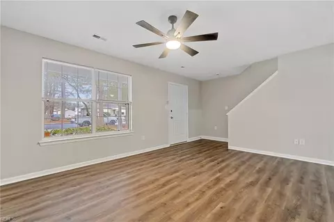 Living - 210 East St, Smithfield, VA 23430 photo 3 of 4