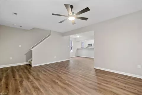Living - 210 East St, Smithfield, VA 23430 photo 2 of 4