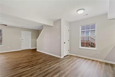 Living - 210 East St, Smithfield, VA 23430 photo 4 of 4