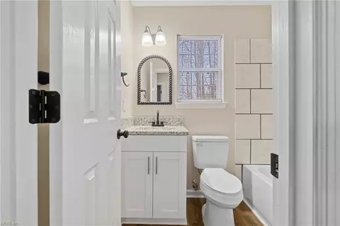 Bath - 210 East St, Smithfield, VA 23430 photo 3 of 3
