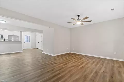 Living - 210 East St, Smithfield, VA 23430 photo 1 of 4