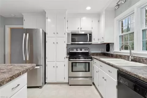 8 Executive Dr, Newport News, VA 23606