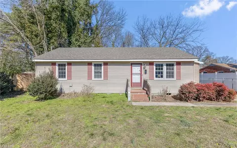 102 Fairview Cir N, Portsmouth, VA 23702
