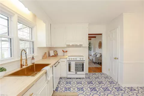 218 Shifting Log Dr, Hampton, VA 23669 photo 2