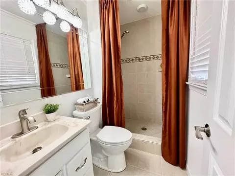 Bath - 30 Edgemont Dr, Hampton, VA 23666 photo 1 of 3