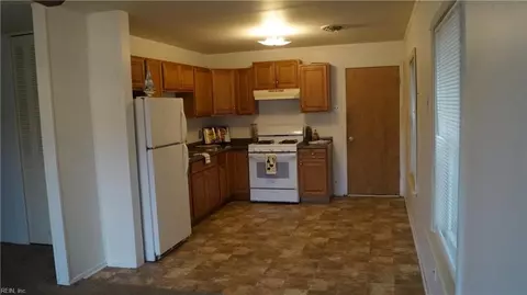 1400 Woodcrest Dr, Hampton, VA 23663 photo 9
