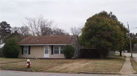 1400 Woodcrest Dr, Hampton, VA 23663 photo 4
