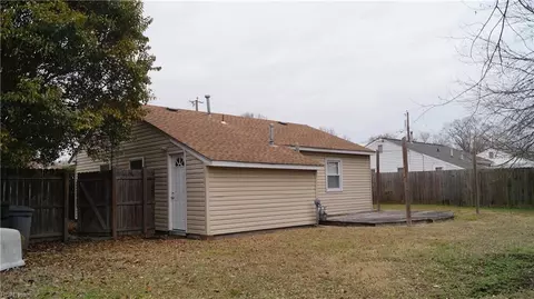 1400 Woodcrest Dr, Hampton, VA 23663 photo 5