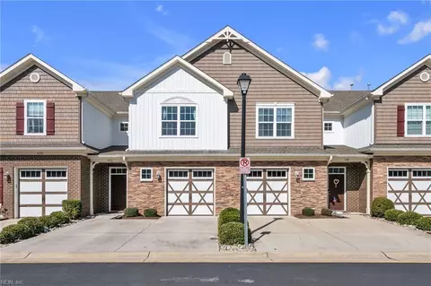 424 Autumn Green Ln, Chesapeake, VA 23320