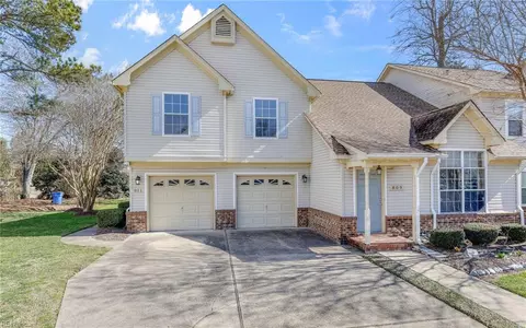 811 Shoal Creek Trl, Chesapeake, VA 23320