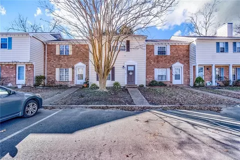917 Captains Ct, Chesapeake, VA 23320