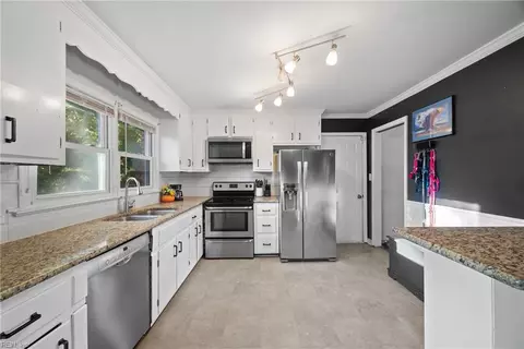 13301 Garden State Dr, Newport News, VA 23602