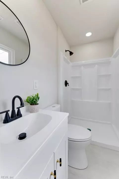 Bath - 4110 Wake Ave, Chesapeake, VA 23324 photo 2 of 3