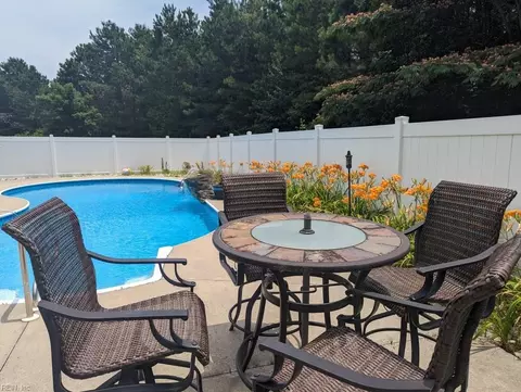 714 Creekwood Dr, Chesapeake, VA 23323