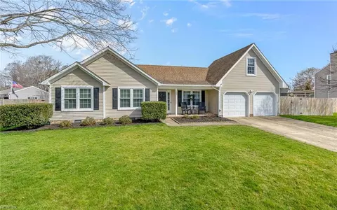 836 Blackthorne Dr, Chesapeake, VA 23322