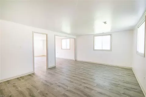 Living - 18 Somerset Ln, Hampton, VA 23669 photo 2 of 3