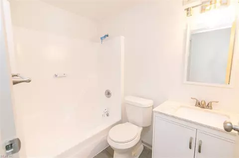 Bath - 18 Somerset Ln, Hampton, VA 23669 photo 1 of 4