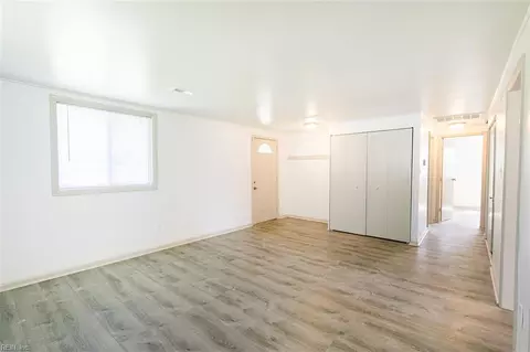 Living - 18 Somerset Ln, Hampton, VA 23669 photo 3 of 3