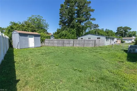 Exterior - 18 Somerset Ln, Hampton, VA 23669 photo 3 of 4