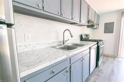 Kitchen - 18 Somerset Ln, Hampton, VA 23669 photo 3 of 3