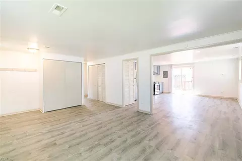 Living - 18 Somerset Ln, Hampton, VA 23669 photo 1 of 3