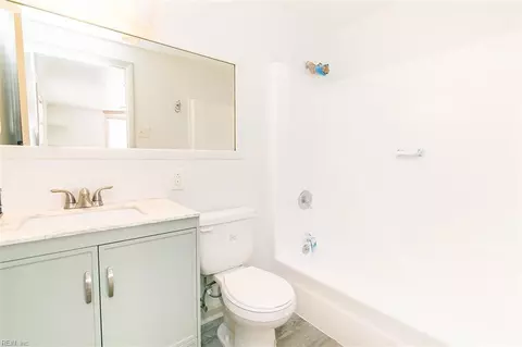 Bath - 18 Somerset Ln, Hampton, VA 23669 photo 4 of 4
