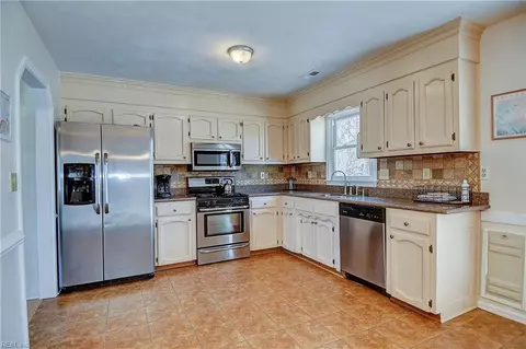 Kitchen - 3014 Bertram St, Chesapeake, VA 23323 photo 7 of 8