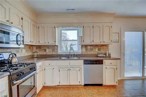 Kitchen - 3014 Bertram St, Chesapeake, VA 23323 photo 3 of 8