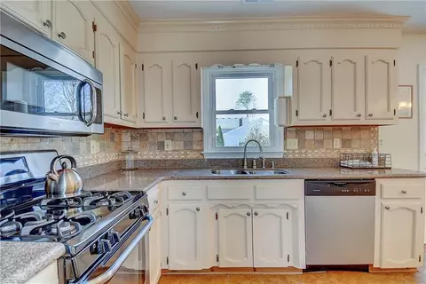 Kitchen - 3014 Bertram St, Chesapeake, VA 23323 photo 4 of 8