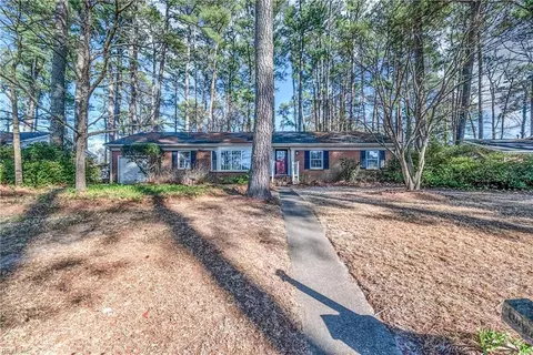 2825 Meadow Wood Dr W, Chesapeake, VA 23321