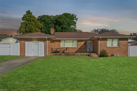 12 Westbrook Dr, Hampton, VA 23666