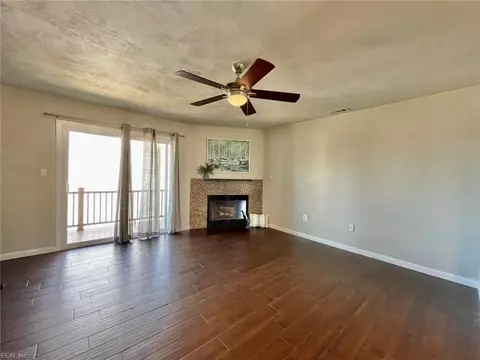 Living - 1425 Ocean View E Ave #7, Norfolk, VA 23503 photo 3 of 4