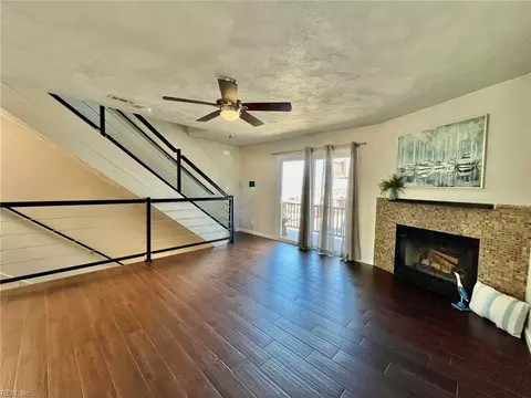 Living - 1425 Ocean View E Ave #7, Norfolk, VA 23503 photo 2 of 4