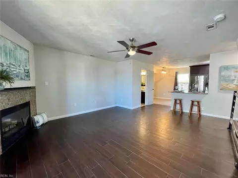 Living - 1425 Ocean View E Ave #7, Norfolk, VA 23503 photo 4 of 4